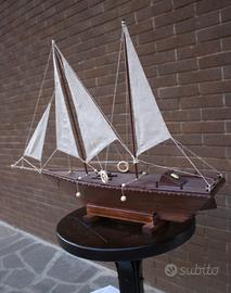barca a vela in legno realizzata a mano 