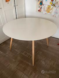 Tavolo rotondo moderno bianco con gambe in legno