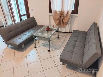 Coppia divani in similpelle con schienale reclinab
