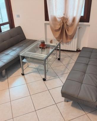 Coppia divani in similpelle con schienale reclinab