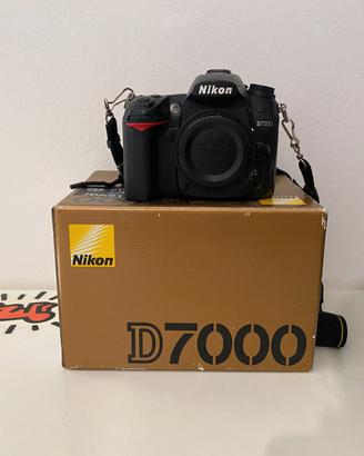 Nikon D7000 + Battery grip + Accessori