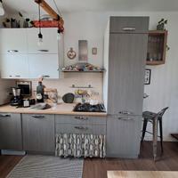 cucina + tavolo con sedie