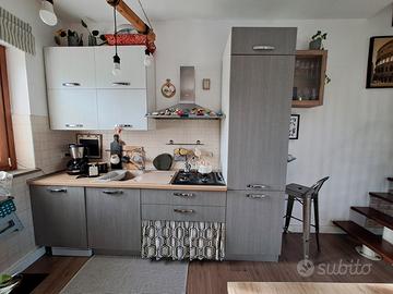 cucina + tavolo con sedie