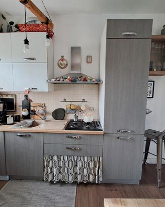 cucina + tavolo con sedie