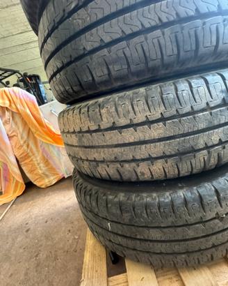 N. 4 pneumatici michelin agilis camping  225/65/16