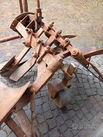 Aratro monovomero reversibile