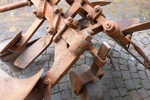 Aratro monovomero reversibile