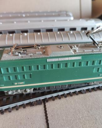 Ferromodellismo: locomotore e vagoni