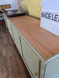 Sideboard vintage restaurato con stile scandinavo
