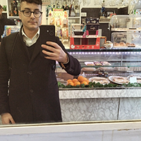 Cameriere a pranzo aiuto barista