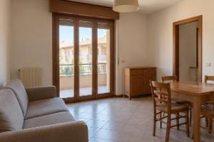 Bilocale con terrazzo e posto auto esterno
