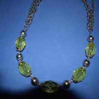 Collana con pietre grandi color verde