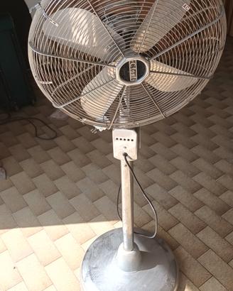 ventilatore a piantana vintage