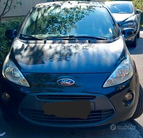 Macchina Ford utilitaria