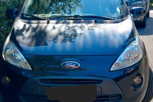 Macchina Ford utilitaria