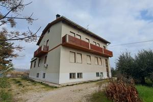 Casa indipendente con locale commerciale e terreno