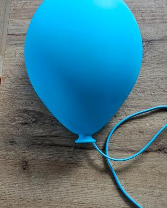 Lampada IKEA da parete a forma di palloncino