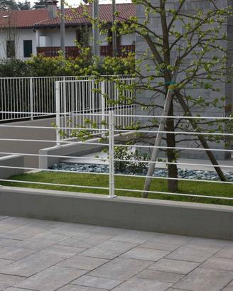 Recinzione modulare economica con paletto