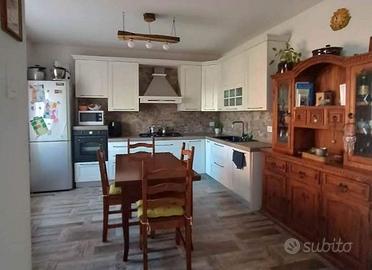 Casa singola con box, cantina e giardino di 300 mq