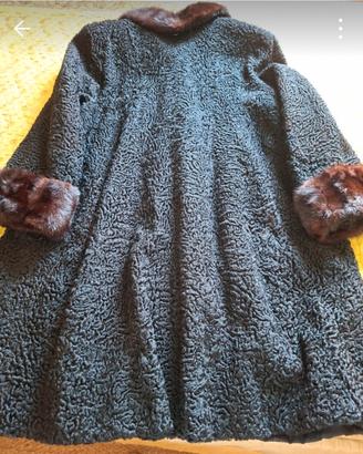 Cappotto nero di astrakan