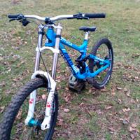 Commencal V3 supreme downhill