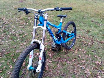 Commencal V3 supreme downhill