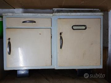 Cucina legno vintage, piani di marmo, anni 50.