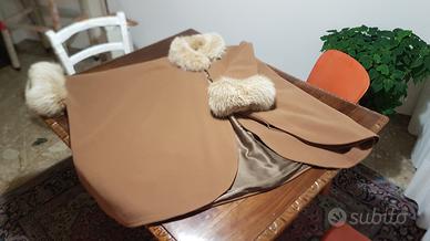 Mantella con bordi pelliccia