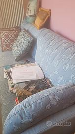 Divano letto azzurro.