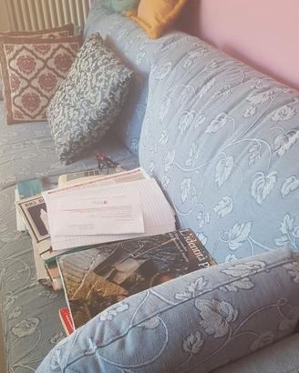 Divano letto azzurro.