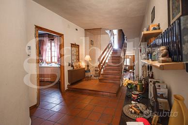 Ampia casa indipendente con cortile fronte/retro