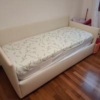 Letto doppio estraibile in ecopelle bianco.