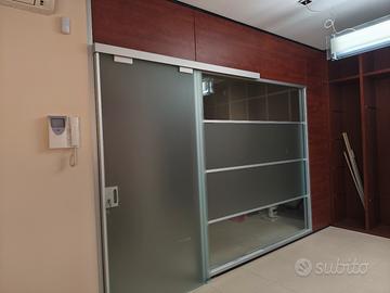 Porta scorrevole in vetro e parete in legno