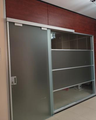 Porta scorrevole in vetro e parete in legno