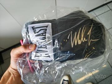 MIKE TYSON  - guantone autografato