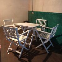 Tavolo e sedie pieghevoli da giardino