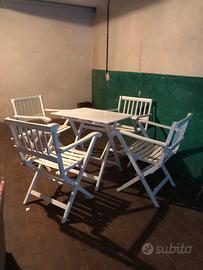 Tavolo e sedie pieghevoli da giardino