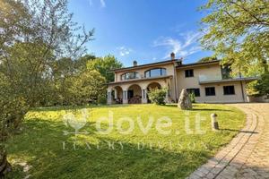 Villa di 507 m² con più di 5 locali e box auto a R