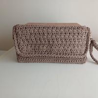 Pochette in macramé fatta a mano.