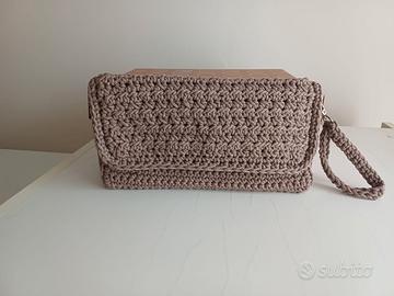 Pochette in macramé fatta a mano.