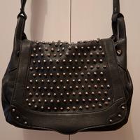 Borsa in pelle con borchie metalliche