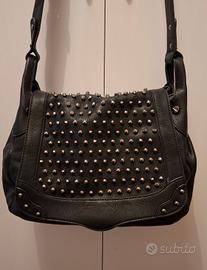Borsa in pelle con borchie metalliche