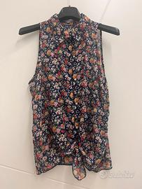 Camicia smanicata floreale con nodo sul davanti