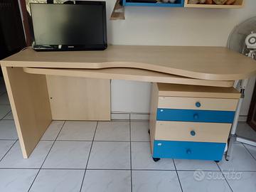 Scrivania per cameretta con penisola rotante.