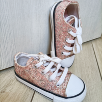 Scarpe converse n 23 (vestono grandi come un 24)