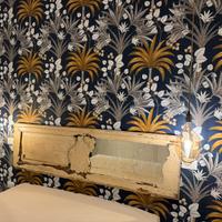 Testiera letto, comodini e appendiabiti