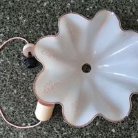 Lampadario bianco in vetro, profilo e disegni rosa