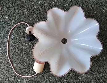 Lampadario bianco in vetro, profilo e disegni rosa