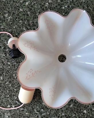 Lampadario bianco in vetro, profilo e disegni rosa