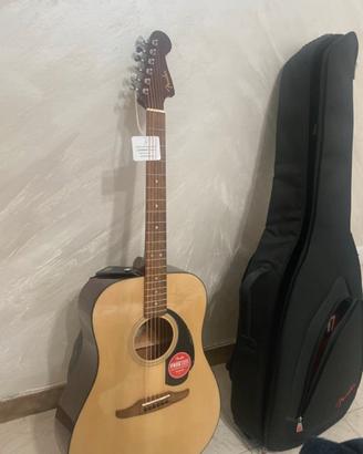 Chitarra acustica del marchio Fender più custodia